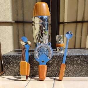 Cocktail Shaker and Extras